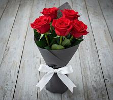 Букет 5 Красных роз Эдлесс Лав в Вартемяги