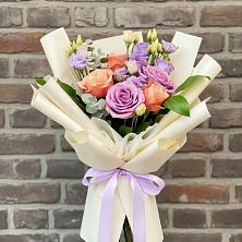 Букет цветов из:  Лизиантусы и Розы в Вартемяги